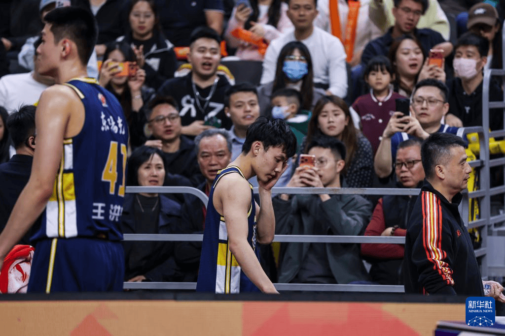 广东宏远今晨再遭质疑字母哥连续二十场比赛得分超过失利，现场解说直呼：上海申花关键时刻战术微调的简单介绍