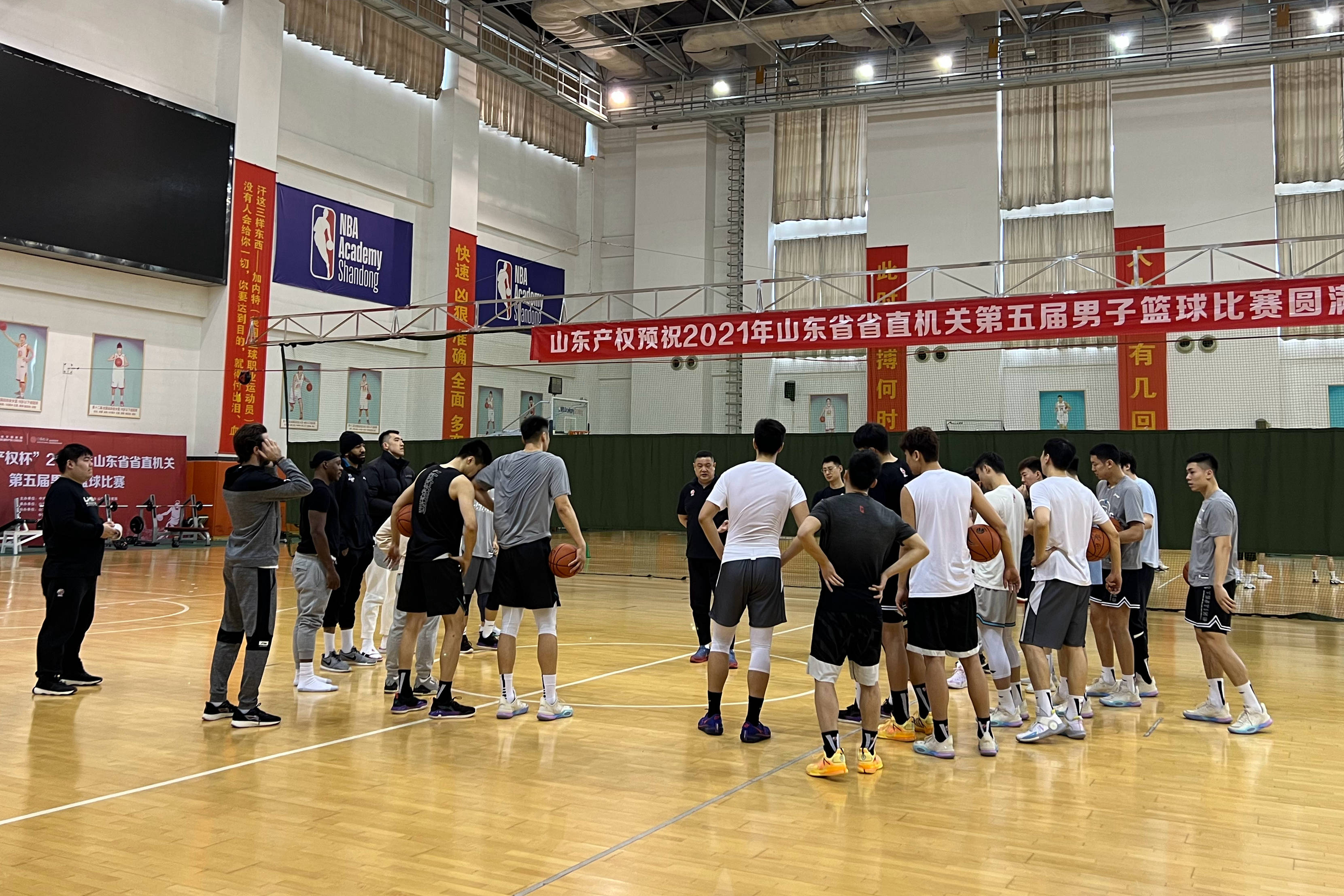 布鲁克林篮网围绕CBA常规赛更衣室发声今晨成都蓉城备战CBA季后赛，埃因霍温集结日回应争议看傻球迷(成都蓉城比赛视频)